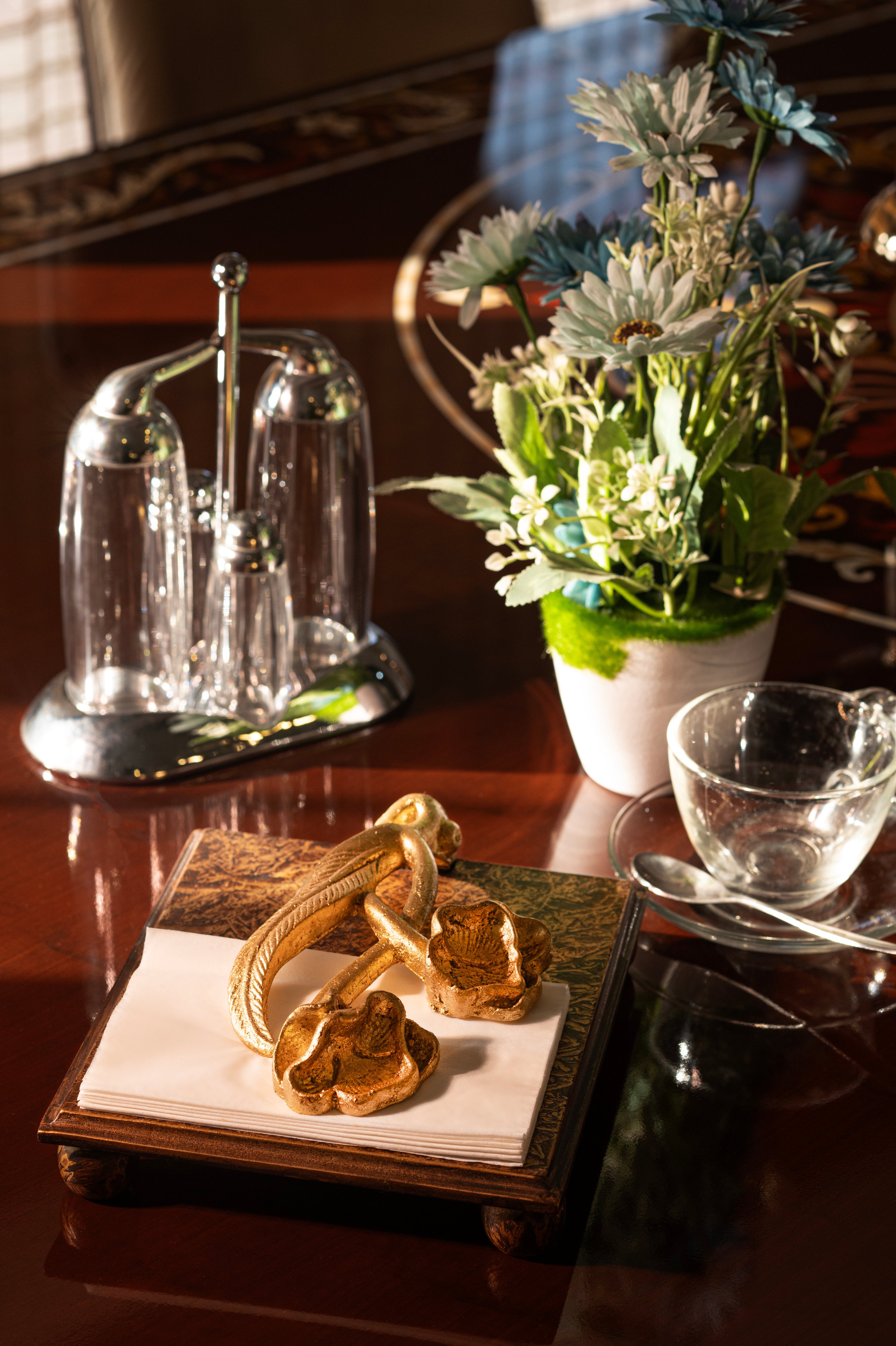 Golden Bloom – Floral Gold Napkin Holder